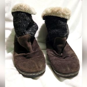 Roxy boots. Faux fur lined, knitted, brown suede. Size 7